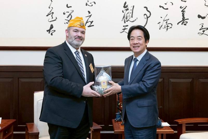 President Lai Ching-te recieves a gift from American Veterans National Commander Paul Shipley.