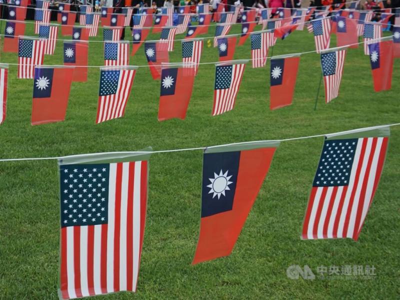 圖為中華民國國旗與美國國旗。（中央社檔案照片）