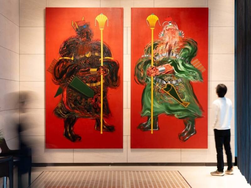 高齡94歲藝術家夏陽帶來3公尺高巨幅「門神」，2日起在誠品行旅大廳展出真跡。（誠品畫廊提供）