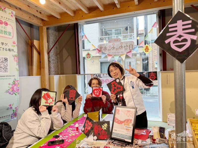 校長陳洳豔引導民眾體驗臺灣剪紙文化