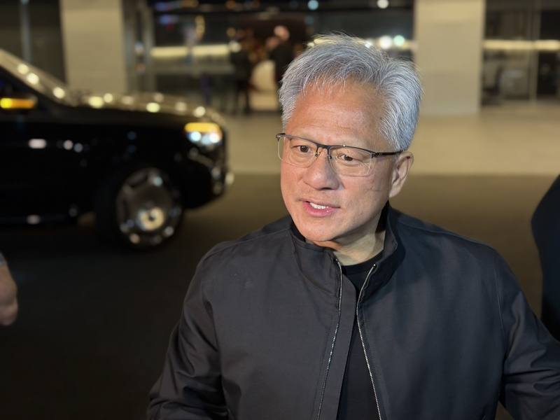 輝達（NVIDIA）執行長黃仁勳2日晚間搭乘私人專機離台，結束5天訪台之旅。他走入松山機場商務中心之前，仍大方幫粉絲簽名，展現親和力。中央社記者吳家豪攝