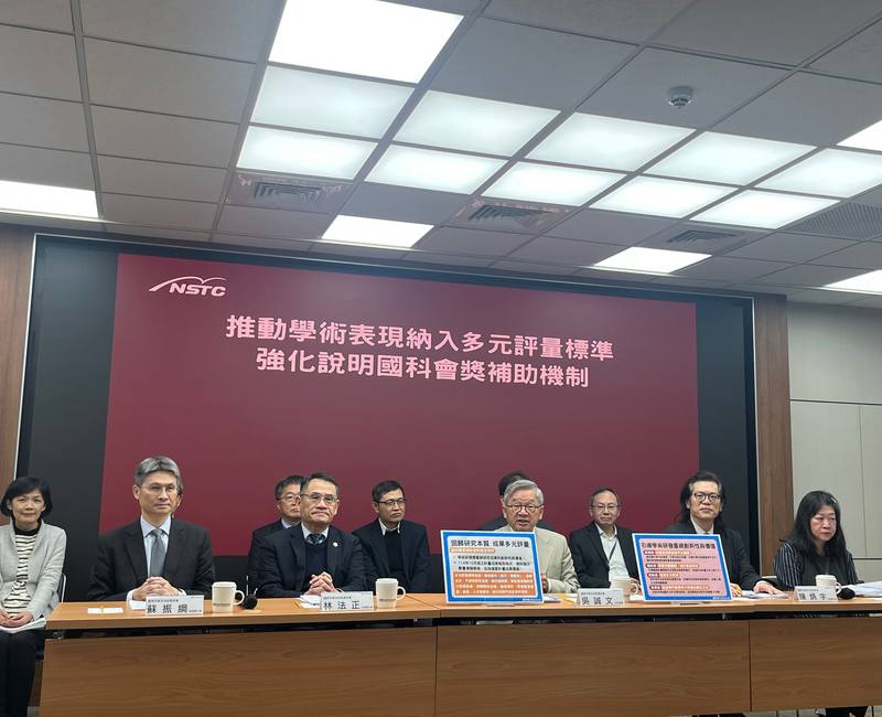 國科會主委吳誠文（前排左3）2日表示，研究不應只在意論文數量，國科會已推動學術成果多元評量，廢除研究計畫成果報告中的量化成果彙整表，引導科研評量回歸研究品質、原創性與社會貢獻。中央社記者趙敏雅攝
