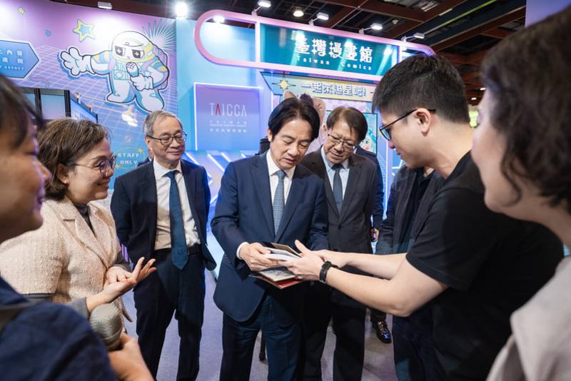 總統參觀泰國主題國館、聯經出版社、文學書區、前衛出版社、公民書區、台灣漫畫館等展區