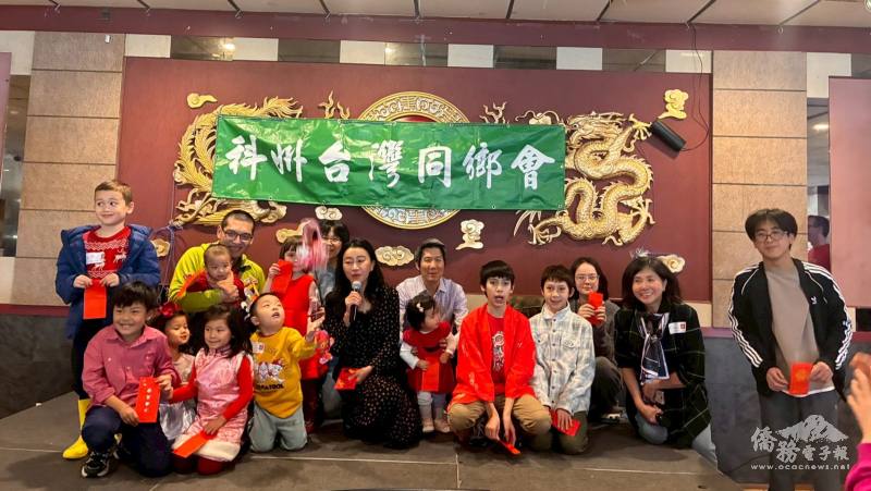 黃虹慧給小朋友們發紅包