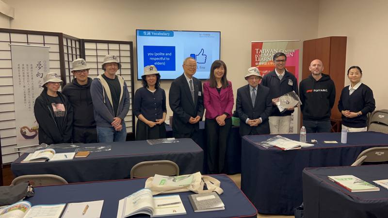 駐舊金山辦事處副處長朱永昌(左五)、金山灣區文教中心主任莊雅淑(右五)與TCML學員合影。