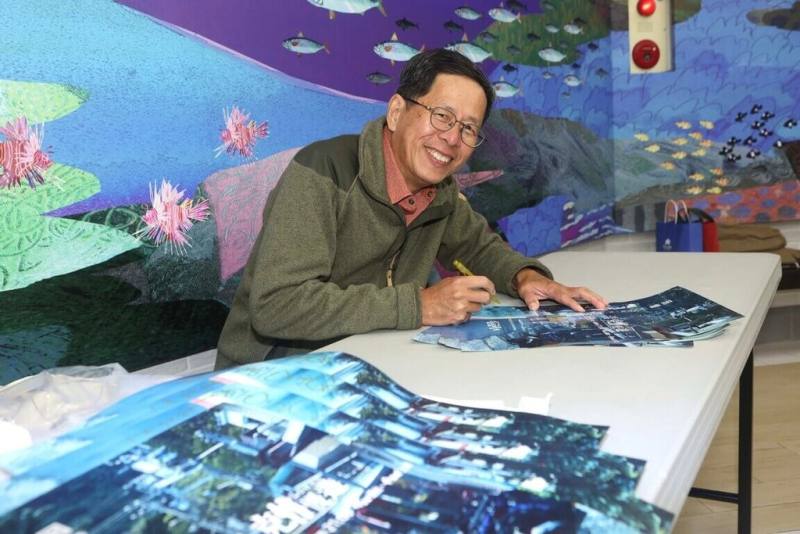 文學實境節目「浩克慢遊」主持人劉克襄（圖）日前出席在宜蘭蘇澳舉辦的全新第8季節目特映會，他透過新聞稿分享，第8季首集選在南方澳拍攝，剛好也是和已故作家王浩一最後一次同框。（公視提供）