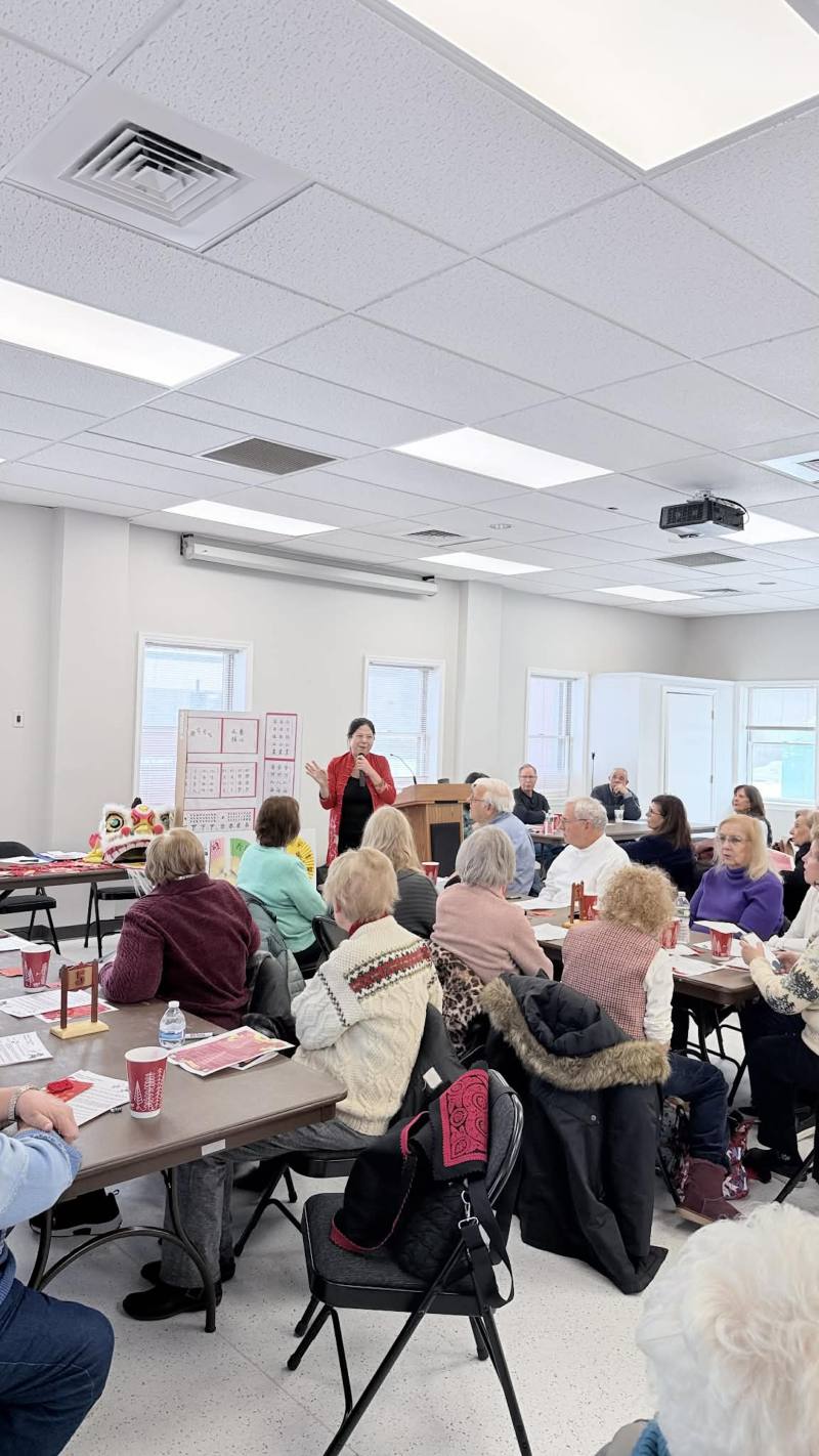新海中文學校－台灣華語文學習中心（TCML）主任江海寧向與會者介紹台灣農曆新年文化與吉祥象徵。