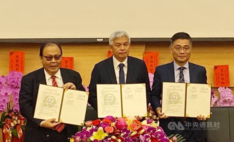 國立澎湖科技大學校長李文熙（中）4日走馬上任，和澎湖縣政府及成功大學簽署合作備忘錄（MOU），盼共同培育人才、實踐澎湖產業創新