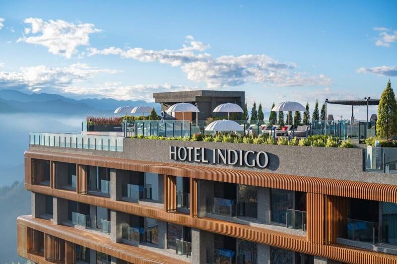 迎接2026台灣燈會，2月10日至3月15日民眾加入嘉義縣文觀局「慢遊嘉義」官方LINE，即可獲得抽獎資格，最大獎項為價值新台幣2萬5000元阿里山英迪格酒店住宿券。（嘉義縣文觀局提供）