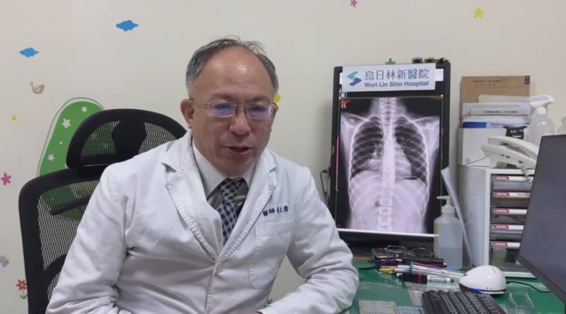 台中9歲女童確診流感，治療4週後症狀加重，到醫院檢查發現確診黴漿菌肺炎。烏日林新醫院醫師賴永清（圖）提醒，罹患流感後若咳嗽持續超過2至3週，應提高警覺並盡快就醫檢查。（烏日林新醫院提供）