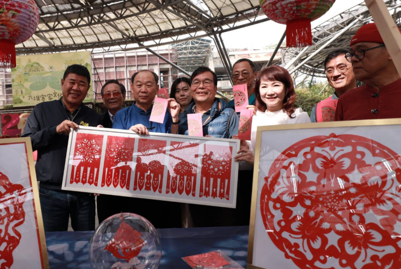 2026六堆新年福，客家剪紙藝術(左起鍾慶鎮鄉長、劉仕彩委員、謝勝信主任、鍾佳濱服務處代表、黃啟仁委員、蘇清泉服務處代表、楊瑞霞主任委員、簡明雄副主任及剪紙老師陳榮光)