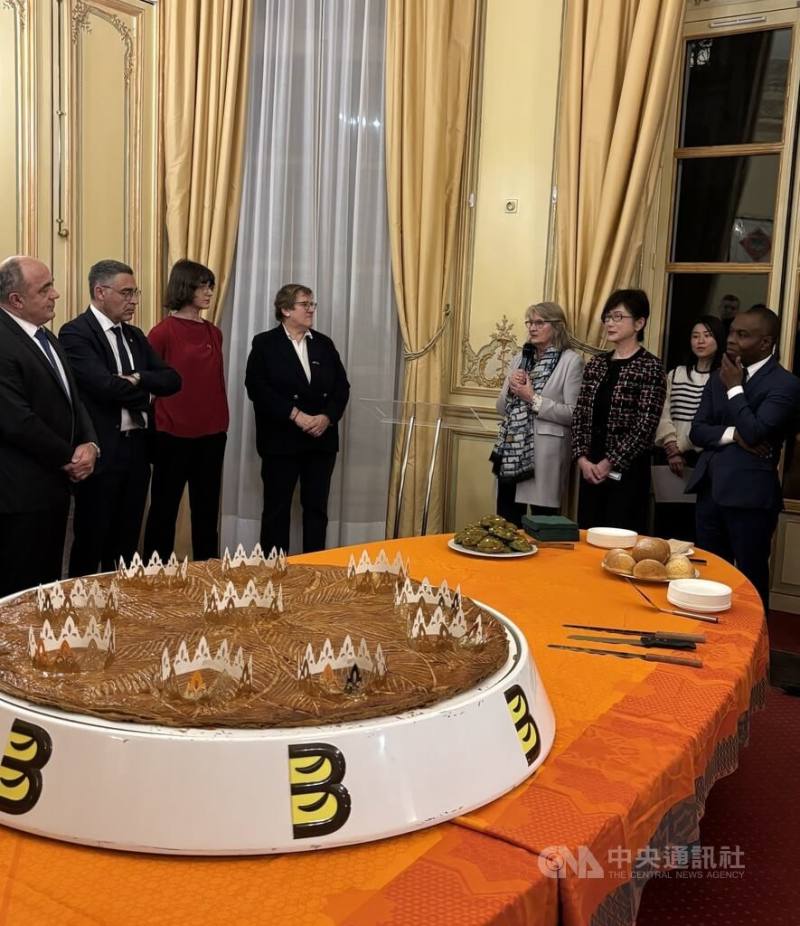 駐法代表處3日邀請法國各界友人共享巨型國王派，駐法代表郝培芝（右3）感謝他們長期支持台灣，過去一年在各領域致力強化雙邊關係