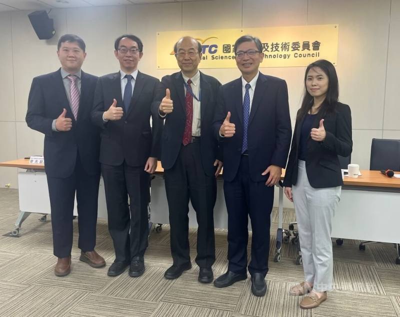 國科會4日舉辦研究成果記者會，台大醫院外科部主任陳晉興（右2）與台大醫院外科部小兒外科主治醫師洪琬婷（右1）研究團隊，針對「冷凍保存捐贈主動脈」用於氣管重建所觀察到軟骨再生現象，提出實證性的生物機轉線索