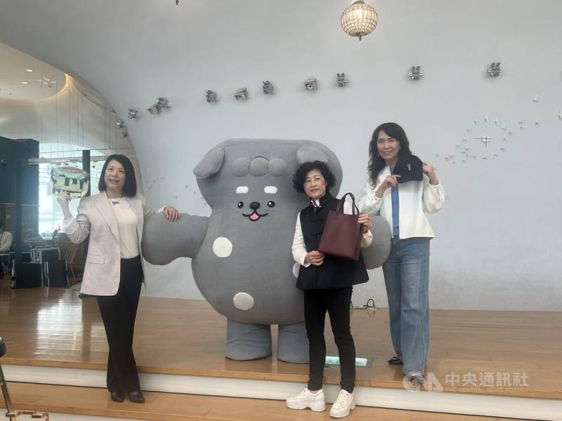 農曆春節將到來，台中國家歌劇院藝術總監邱瑗（中）4日在記者會宣布，大年初一到初六將推出「馬力全開－趣味迎春馬拉松」系列活動，歡迎大家來走春