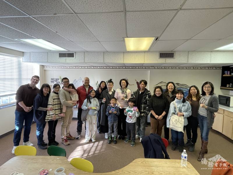 蕭伊芳及文教中心主任王盈蓉與奧城華校師生家長合影