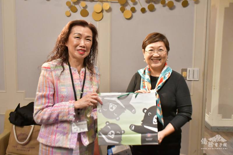 僑委會委員長徐佳青致贈禮品，日本臺灣商會聯合總會(日總)第13屆總會長洪益芬代表接受