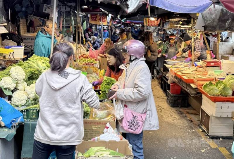 圖為台北市萬華區民眾在一處傳統市場內採買。（中央社檔案照片）