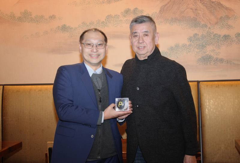 僑務顧問陳飛(右)代表贈送海盜隊棒球給謝承淵