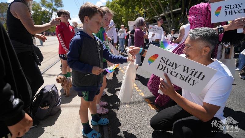 台灣隊特別設計彩虹主題臺灣提袋沿途分送