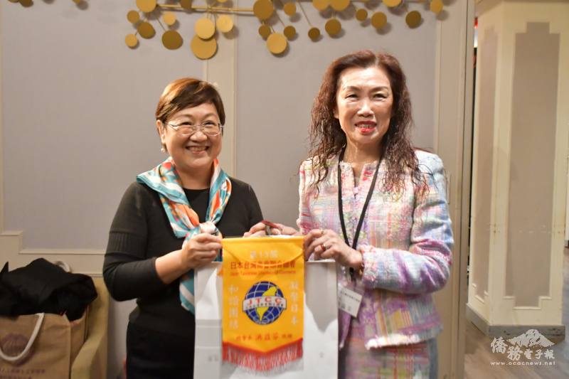 洪益芬贈禮予徐佳青