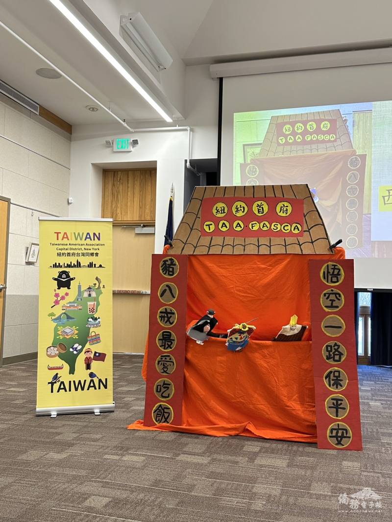 布袋戲舞台正式亮相，學員以自製戲偶演出《西遊記》片段，為活動畫下精彩句點