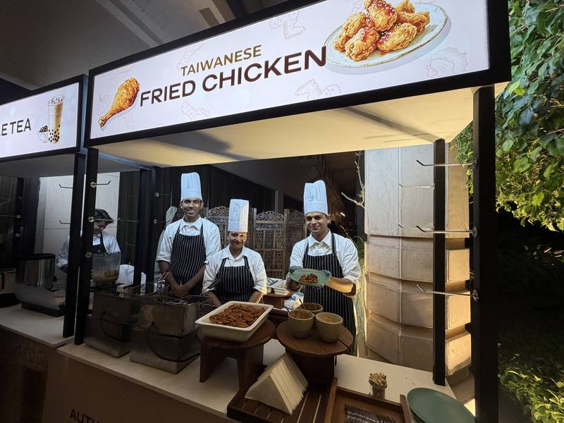 台灣觀光代表團在印度新德里的觀光推廣會現場，提供台灣道地小吃鹹酥雞與聞名全球的珍珠奶茶，供與會者享用。