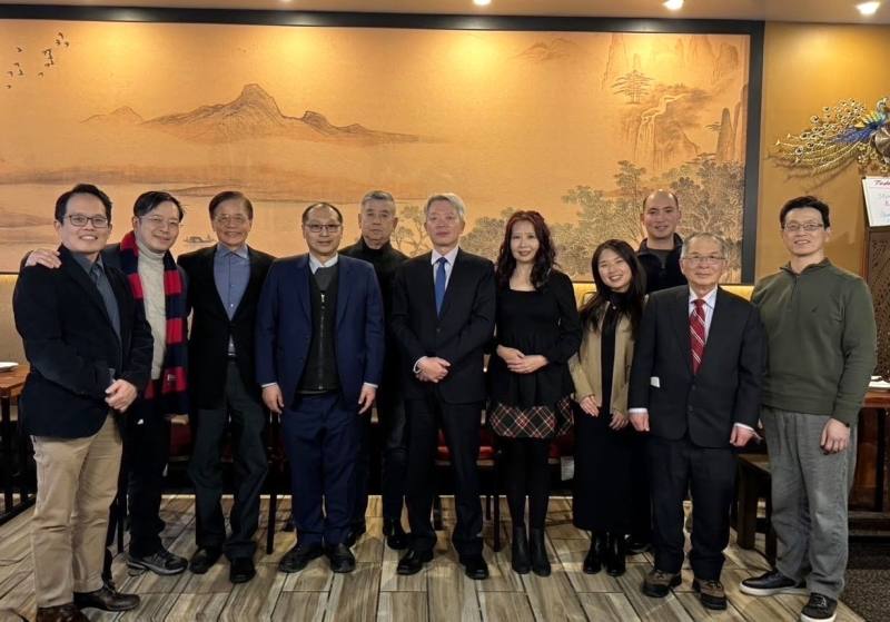 大使李志強(前排中)、經濟秘書謝承淵(前排左4)、副領事吳𤦍綺(前排右3)和代表合影