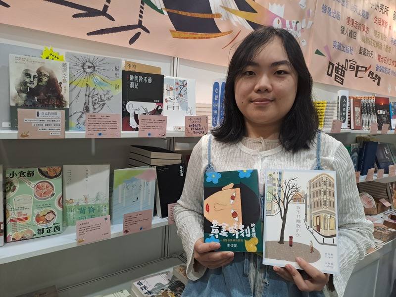 界限書店去年被拒參加香港書展。界限書店店長Leanne表示，正舉行的台北書展成為書店「被看見的新地方」。為配合今年台北書展推廣，該店趕製完成「黃金時刻的重煉——一個驚恐媽媽的旅程」一書，即Leanne手持左邊的書。