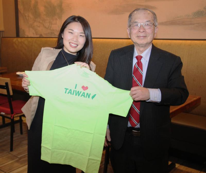 榮譽會長郭向榮(右)代表同鄉會贈送T恤給吳珮綺