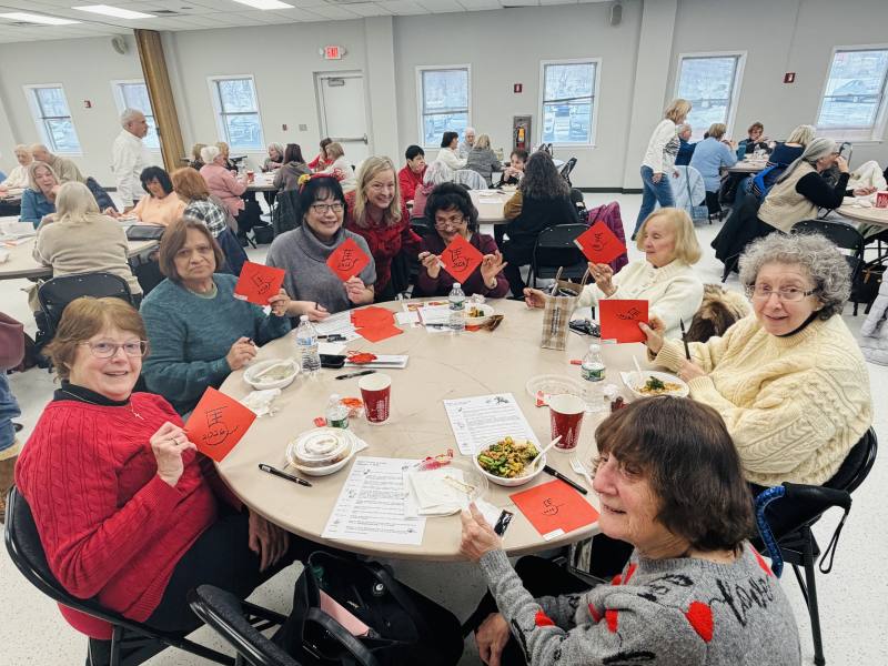 新海TCML老師毛立楓帶領會員寫下「馬」字與「2026」，體驗揮毫迎新年。