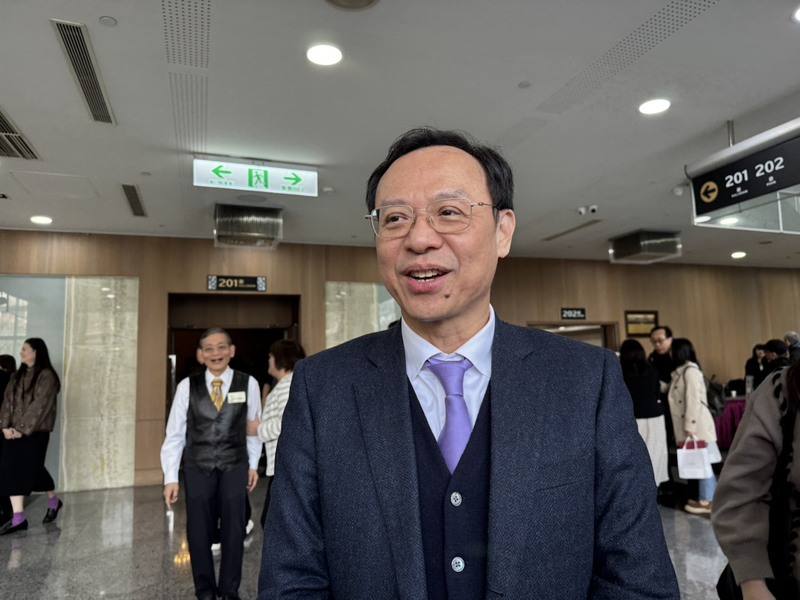 衛福部長石崇良（前）3日出席媒體歲末餐敘，致詞時提及衛福部新年新目標，將啟動組織改造，增加成立婦女發展與保護服務司。