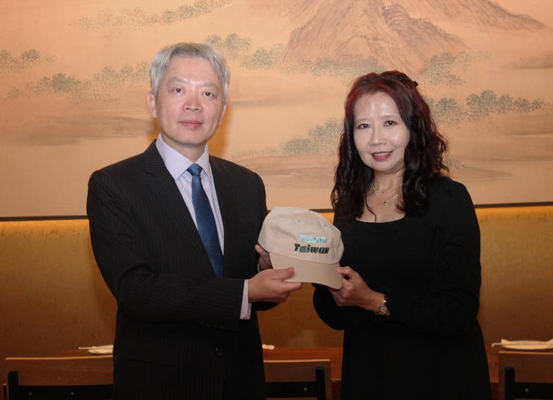 共同會長許雅斐(右)代表同鄉會赠送「Team Taiwan」棒球帽給李志強