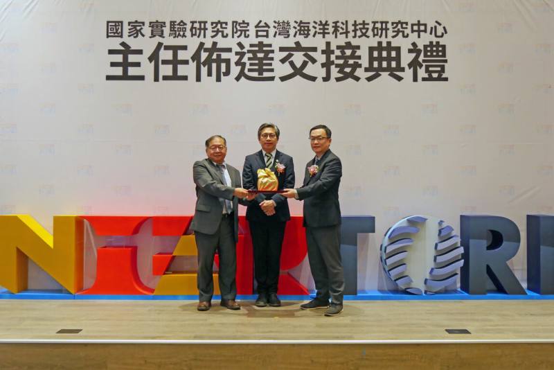 國科會轄下國家實驗研究院3日舉行台灣海洋科技研究中心主任交接典禮，由國研院院長蔡宏營（中）監交，海洋中心前主任孟培傑（左）將印信交給新任主任廖德裕（右）。（國研院提供）