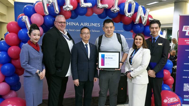 中華航空飛加州安大略國際機場的航線2日晚間慶祝100萬人次旅客。