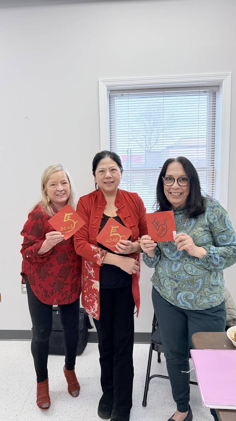 含德市半世紀俱樂部（Holmdel Half Century Club）會長 Terry Duchi（左）、新海TCML主任江海寧（中）與副會長 Francine Campis 一同揮毫寫下新年祝福。