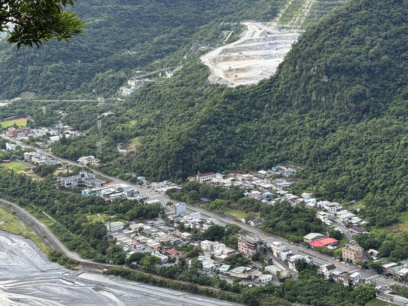 亞洲水泥花蓮廠礦區位於秀林鄉秀林村及富世村，開採面積逾35公頃，預計最大年產量630萬公噸以下，採露天階段式開採。