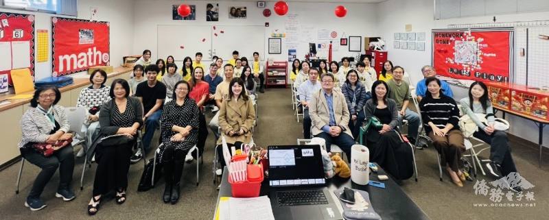 「海外青年英語服務營」說明會與橙僑中心主任蕭蓓如(前排左4）、僑務委員葉芸青 (前排左3）、僑務委員謝家樹(前排右4)及會場大合照