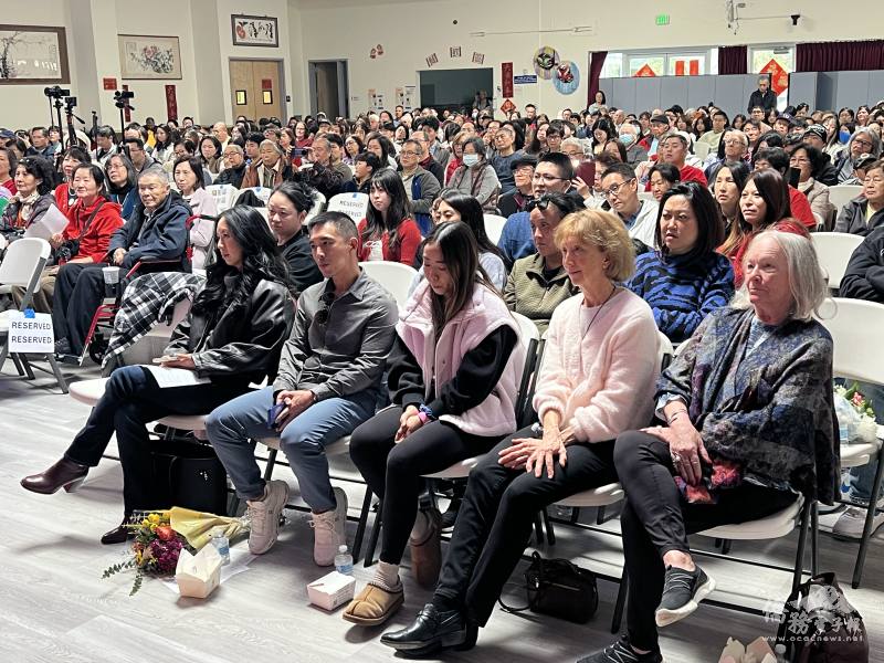 現場觀眾聆聽觀看節目