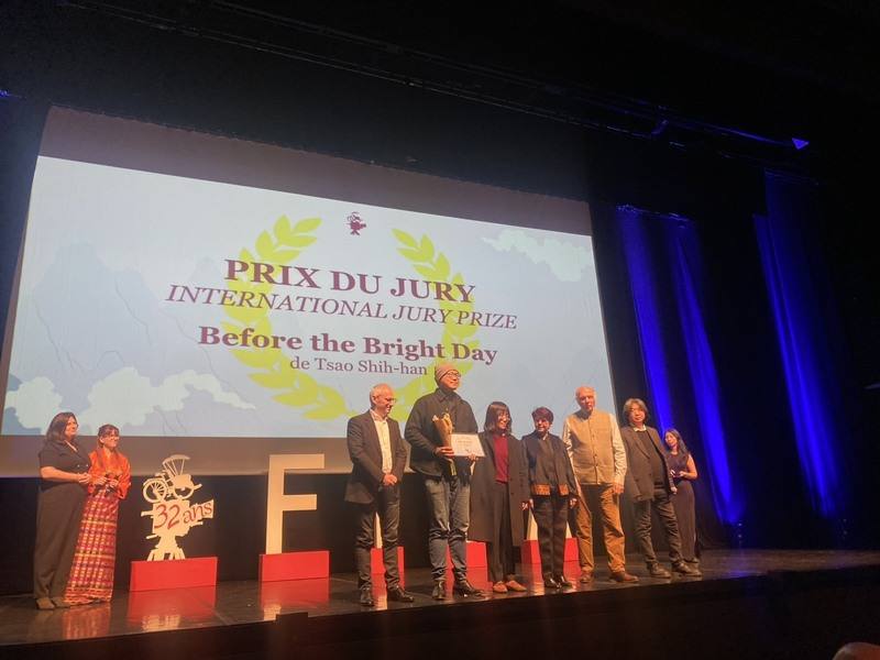 台灣導演曹仕翰（前左2）的長片「南方時光」在法國維蘇亞洲國際影展（FICA）拿下國際評審團獎和奈派克獎。（百景映畫股份有限公司提供）