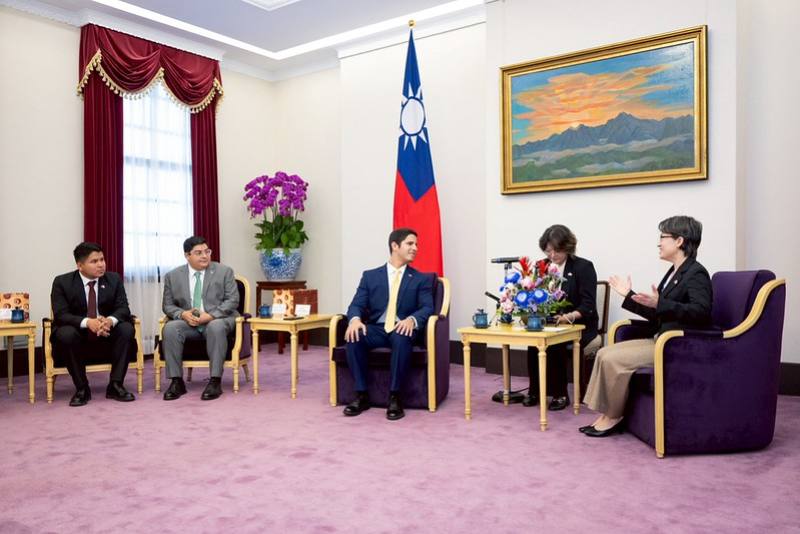 副總統接見「巴拿馬跨黨派國會議員訪問團」，並相互交流