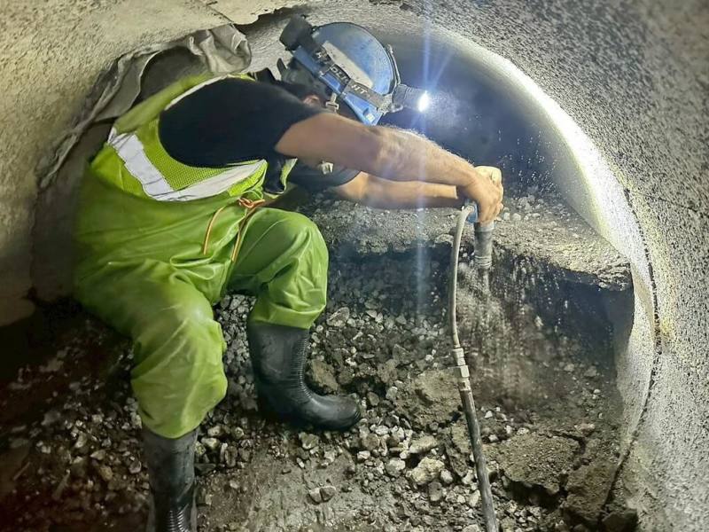高雄市政府持續推動雨水下水道清疏作業，為5月汛期預作準備。（高雄市水利局提供）