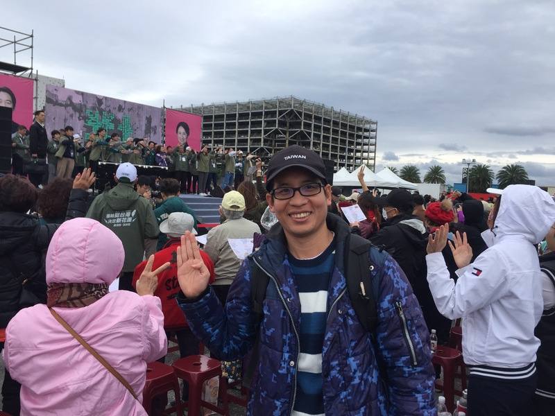 身為國際關係教授的移民工文學獎得主陳明合曾就讀於東華大學，他熱衷觀察民主制度，對台灣民主氛圍印象深刻。圖為他到場觀察2024年民進黨於花蓮的造勢活動。（陳明合提供）