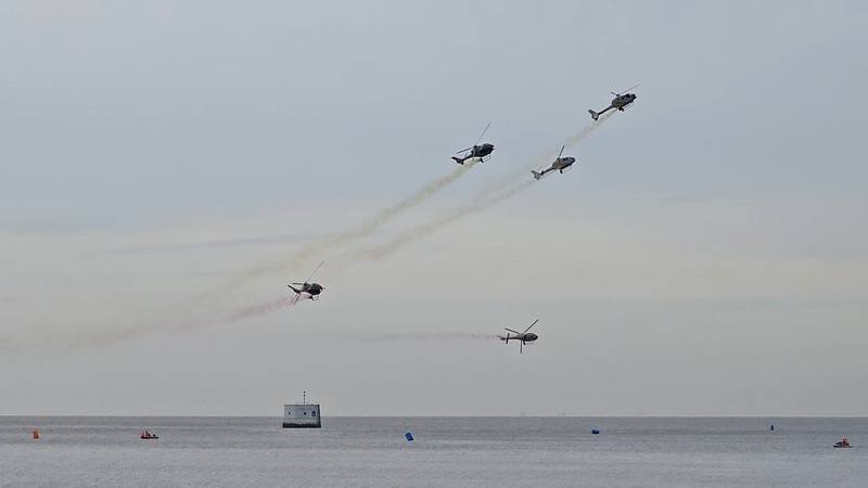 西班牙空軍直升機特技小組Patrulla ASPA 4日在阿根廷首都布宜諾斯艾利斯的河口空域展演，以紅黃兩色煙霧進行編隊飛行，紀念1926年西班牙水上飛機「Plus Ultra」橫跨大西洋抵達阿根廷的百年歷史。中央社記者黃韻如布宜諾斯艾利斯攝