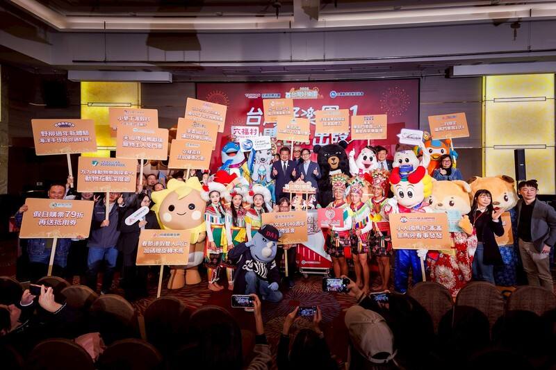 交通部觀光署4日舉行記者會，全台主題樂園會中共同宣布啟動「台灣好樂園+1，馬上就出發」冬日長假行銷活動，鎖定史上最長寒假搶商機。（觀光署提供）
