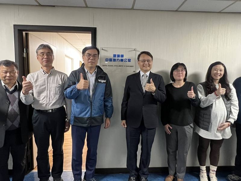 環境部4日在位於台中市南屯區的環境管理署舉行中區地方辦公室揭牌儀式，由環境部長彭啓明（左3）主持，彭啓明指出，相信未來處理空污事件，中央跟地方的通報及合作會更快速。中央社記者郝雪卿攝
