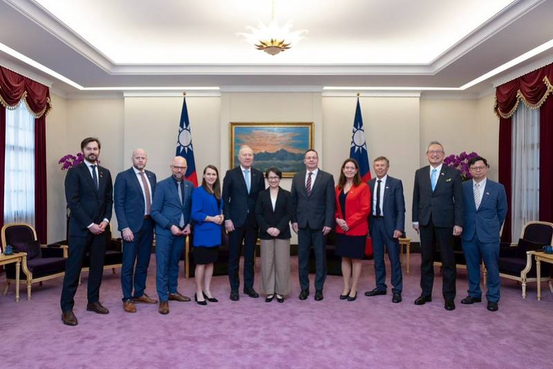 副總統與「中北歐國家國會議員訪問團」合影