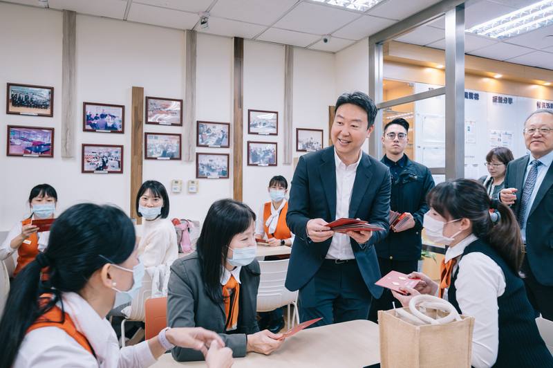 春節9天連假將至，台灣高鐵規劃為期11天疏運，共加開395班次列車。交通部長陳世凱（前排左3）5日前往南港站，慰勉堅守崗位高鐵員工，期盼春節疏運能平安順利。（交通部提供）