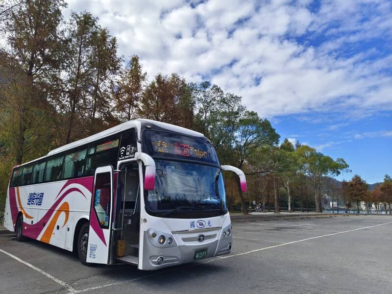 春節有9天連假，全台88條國道客運路線推票價6折優惠，其中國光客運推出30條優惠路線，鼓勵民眾搭客運安排輕旅行或親子走春行程。（國光客運提供）