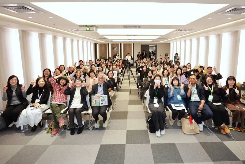 文化部「繪本及圖文書創作新秀出版媒合會」4日在2026台北國際書展首度辦理，為繪本創作者搭建與出版市場直接對話的平台，文化部長李遠（前左5）也到場參與。（文化部提供）