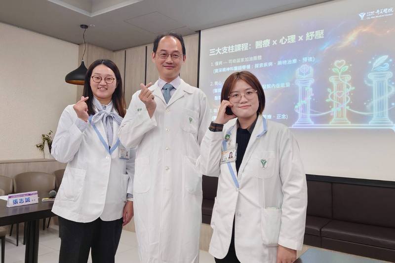 奇美醫院精神醫學部成癮防治科主任張志誠（中）5日在院內衛教宣導會表示，思覺失調症患者照顧者可透過家屬支持團體得到不少實質幫助。中央社記者楊思瑞攝